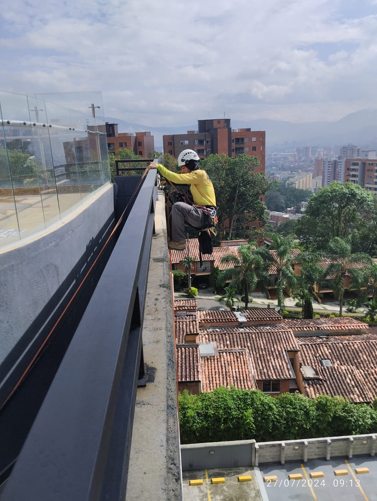 Instalación de avisos en altura